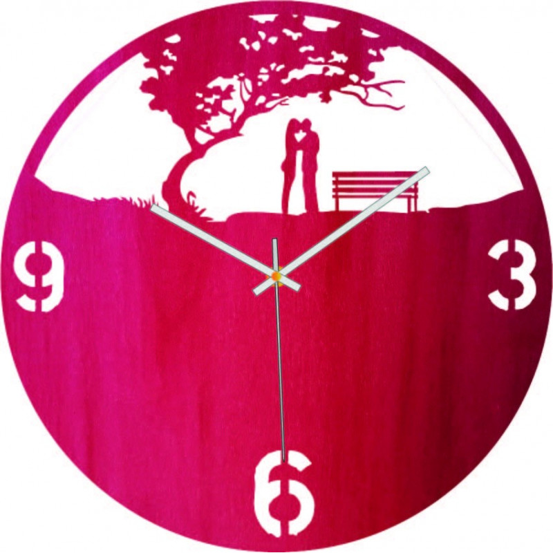 Fából készült falióra szerelem a parkban