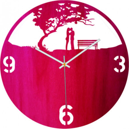 Fából készült falióra szerelem a parkban - LOVE