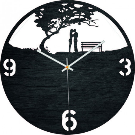 Fából készült falióra szerelem a parkban - LOVE