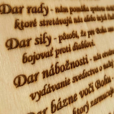 Fából készült asztal - a konfirmáció szentségének emlékére