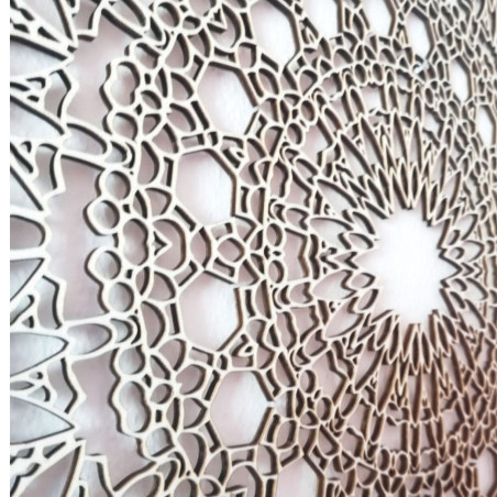 Tervezői mandala a falon precíz geometrikus mintával
