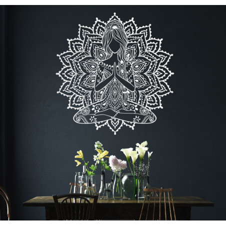 Fából készült 3D mandala jóga nő a falon - dizájn dekoráció a nappaliba egy modern és harmonikus belső térért.