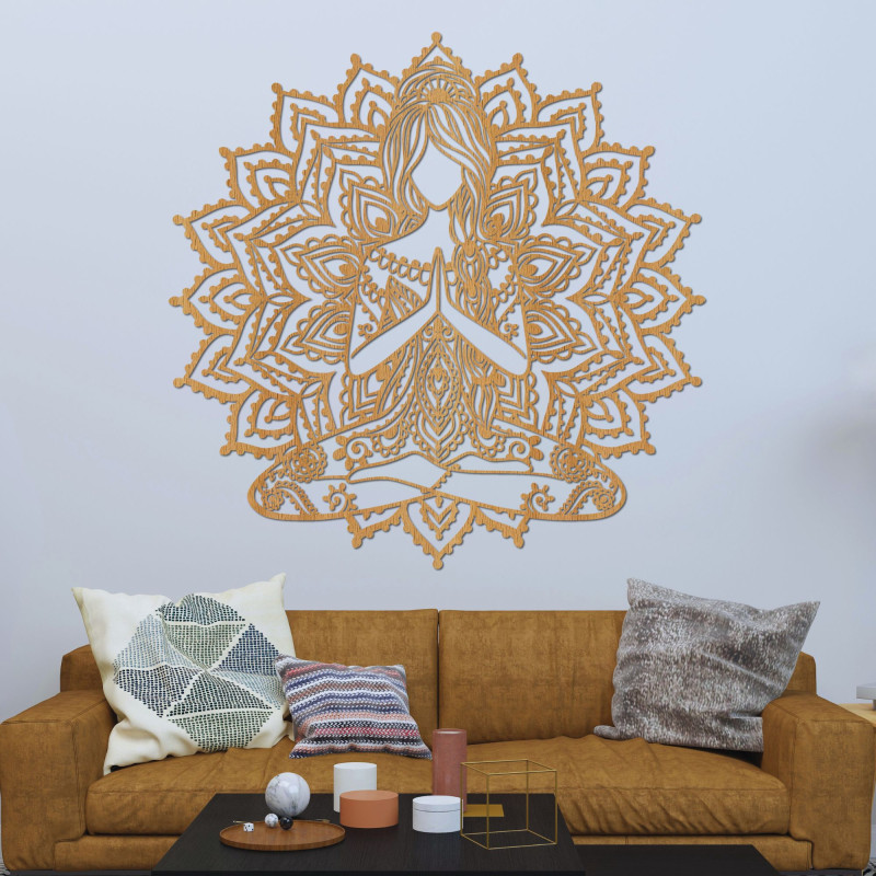 Fából készült mandala jóga nő a falon - modern dekoráció egy békés belső térhez.
