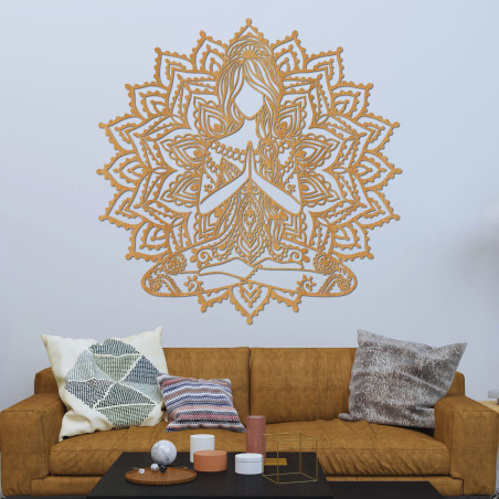 Fából készült mandala jóga nő a falon - modern dekoráció egy békés belső térhez.