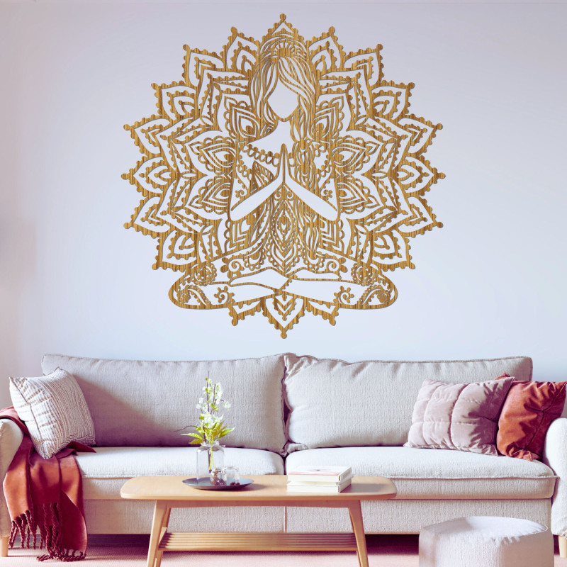 Fából készült mandala jóga nő a falon - modern dekoráció egy békés belső térhez.