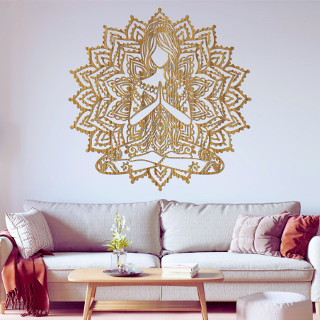 Fából készült mandala jóga nő a falon - modern dekoráció egy békés belső térhez.