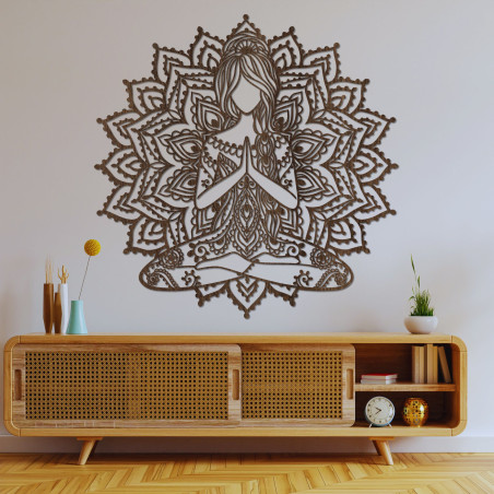 Fából készült mandala jóga nő a falon - modern dekoráció egy békés belső térhez.