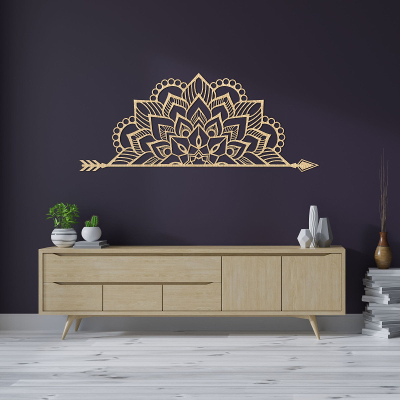 Fából készült mandala a falon, finom díszítő mintával, elegáns dekorációként a belső térben