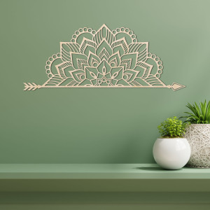 Fából készült mandala a falon, finom díszítő mintával, elegáns dekorációként a belső térben