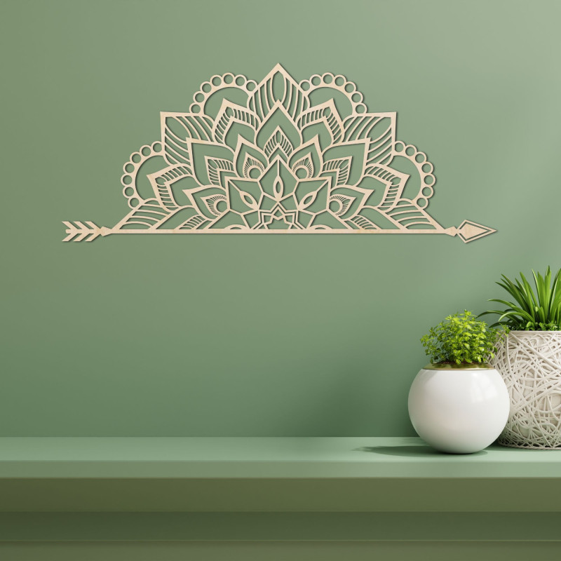 Fából készült mandala a falon, finom díszítő mintával, elegáns dekorációként a belső térben