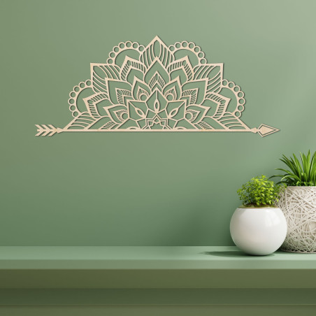 Fából készült mandala a falon, finom díszítő mintával, elegáns dekorációként a belső térben