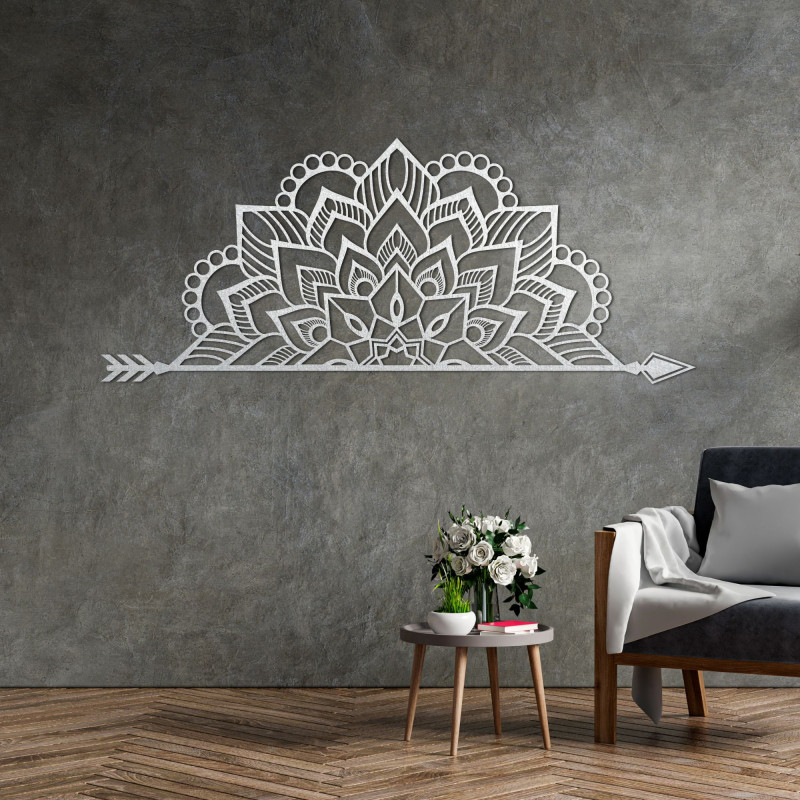 Fából készült mandala a falon, finom díszítő mintával, elegáns dekorációként a belső térben