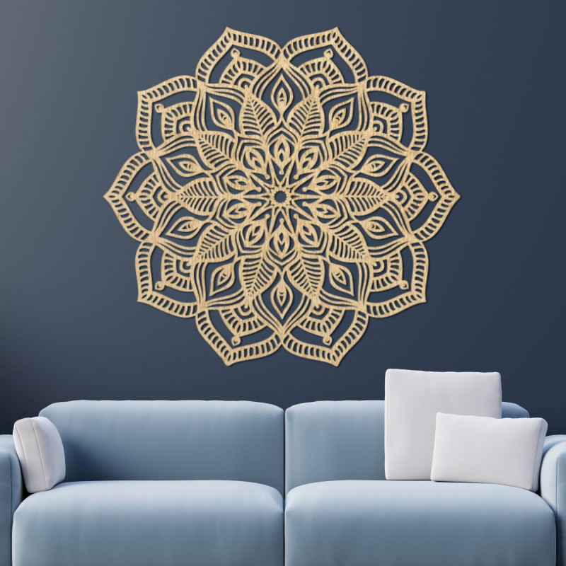 Fából készült mandala a falon, részletes díszítő mintával, modern belső térbe