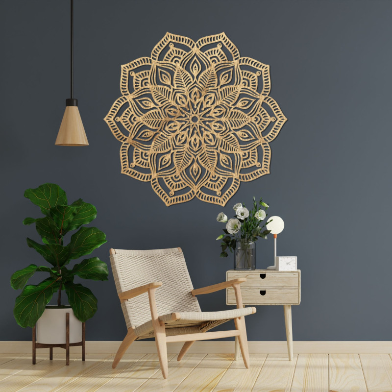 Fából készült mandala a falon, részletes díszítő mintával, modern belső térbe