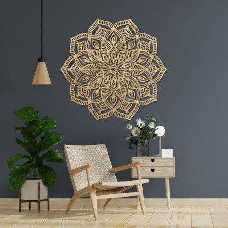 Fából készült mandala a falon, részletes díszítő mintával, modern belső térbe