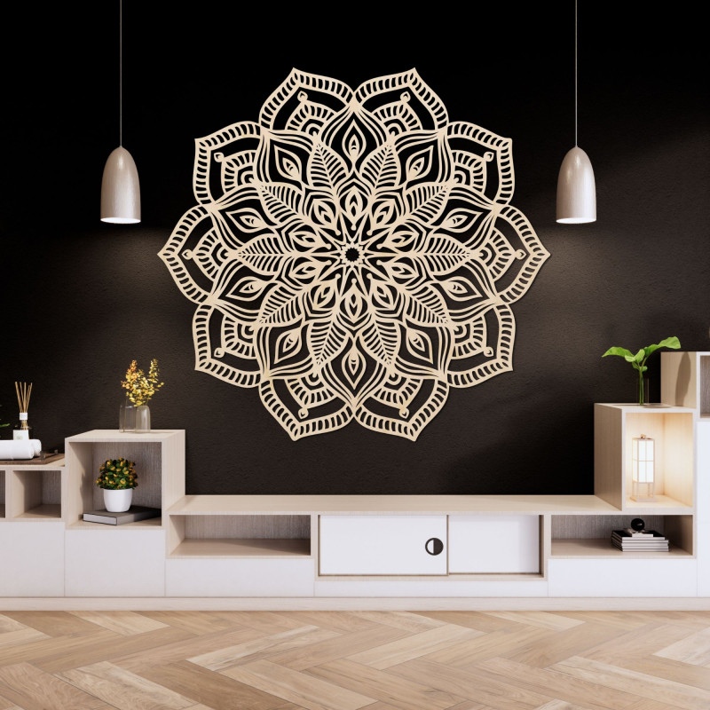 Fából készült mandala a falon, részletes díszítő mintával, modern belső térbe