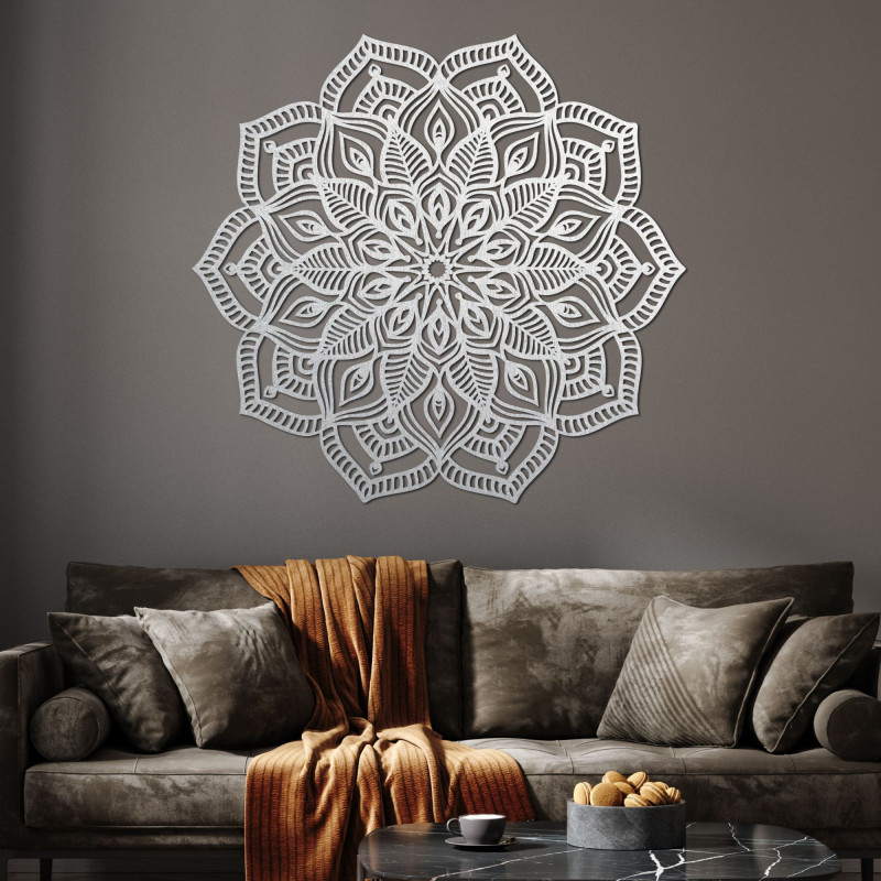 Fából készült mandala a falon, részletes díszítő mintával, modern belső térbe