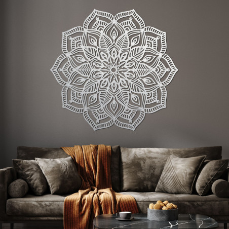 Fából készült mandala a falon, részletes díszítő mintával, modern belső térbe