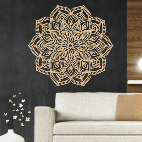 Fából készült mandala a falon, részletes díszítő mintával, modern belső térbe