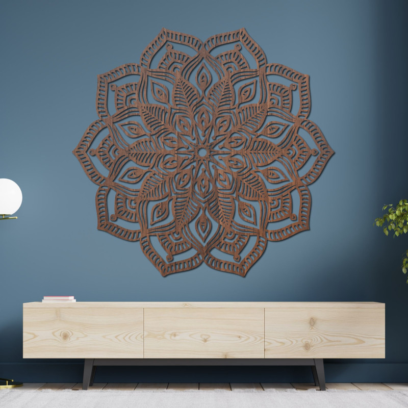 Fából készült mandala a falon, részletes díszítő mintával, modern belső térbe