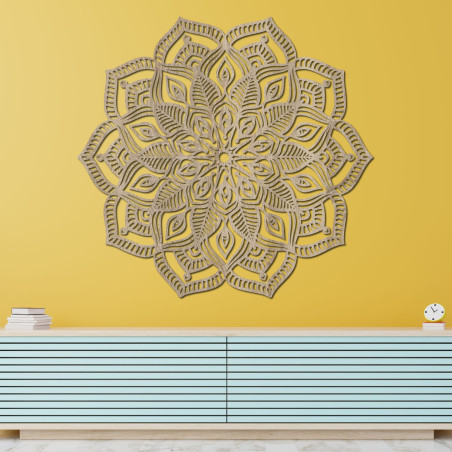 Fából készült mandala a falon, részletes díszítő mintával, modern belső térbe
