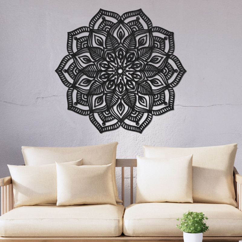 Fából készült mandala a falon, részletes díszítő mintával, modern belső térbe