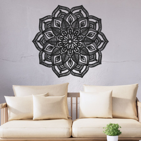 Fából készült mandala a falon, részletes díszítő mintával, modern belső térbe