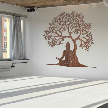 Fából készült életfa, alatta egy meditáló Buddha alakkal