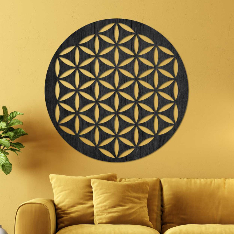 Fa faldekoráció geometrikus életvirág mintával, világos falon.