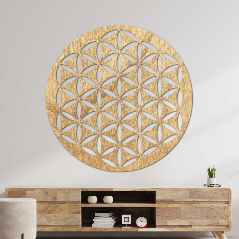 Fa faldekoráció geometrikus életvirág mintával, világos falon.