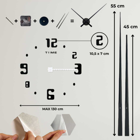 Stílusos falióra ezüst mutatókkal és jellegzetes geometrikus számokkal.