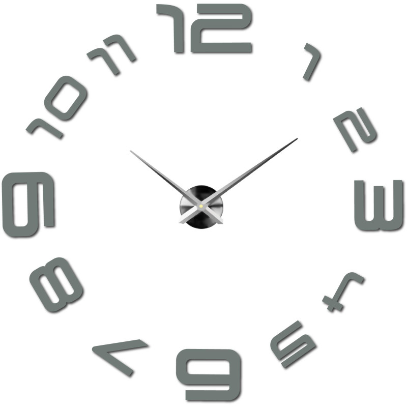 Egy nagyméretű számlappal rendelkező falióra, ahol a számok közvetlenül a falra vannak ragasztva.