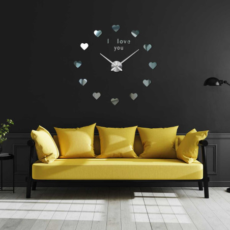 Romantikus falióra szívekkel számok helyett, és az "I love you" felirattal a számlap tetején.