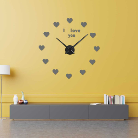 Falióra szív alakú mintával és az "I love you" felirattal, mint a számlap központi elemével.