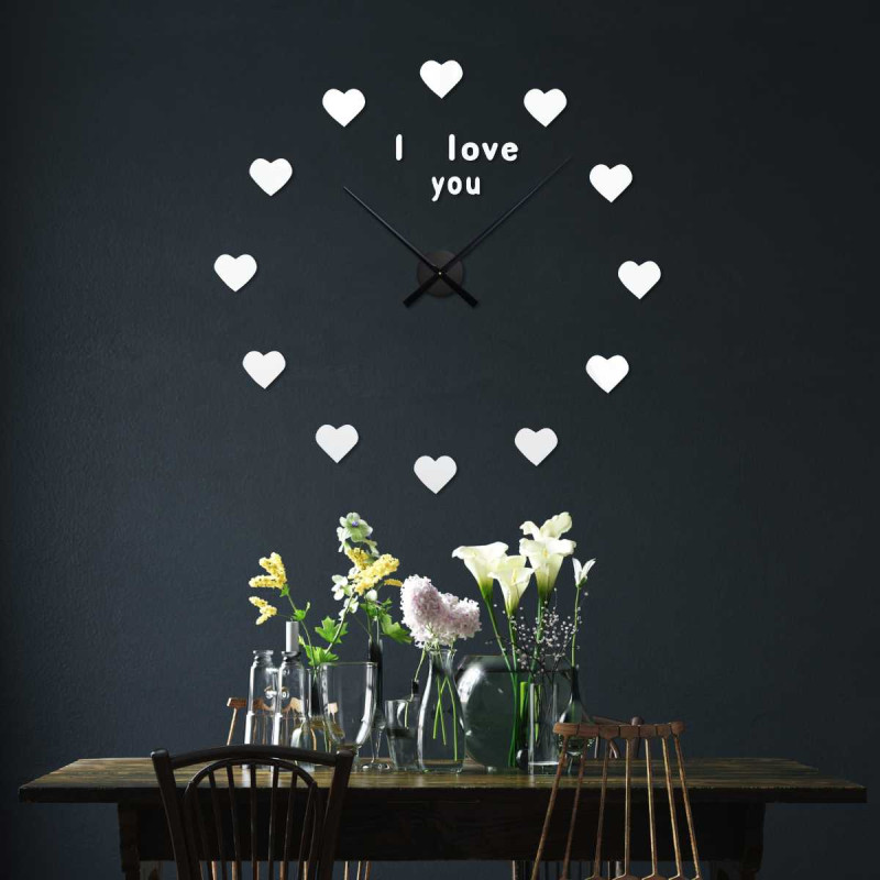Romantikus falióra szívekkel számok helyett, és az "I love you" felirattal a számlap tetején.