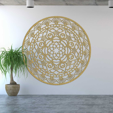 Faragott kerek díszítés kidolgozott részletekkel és finom szimmetriával.