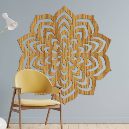 Fából készült dekoráció faragott mandala motívummal.