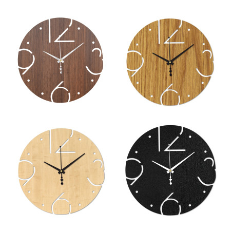 Dekoratív óra csendes működéssel és faragott számokkal, világos fa talpon. Dekoratív óra csendes működéssel és faragott számokkal, világos fa talpon.