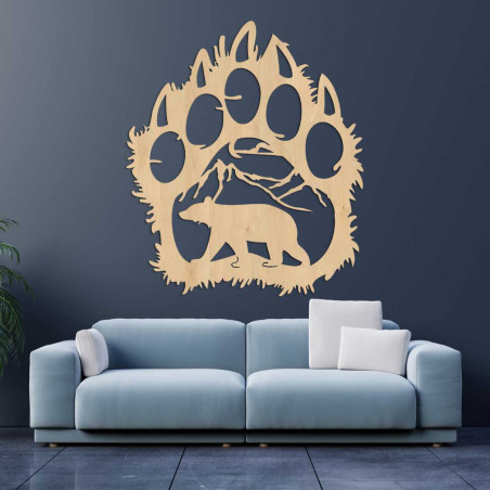 Egy fából készült falfestmény, amely egy medvelábnyom formáját ötvözi hegyi tájjal.