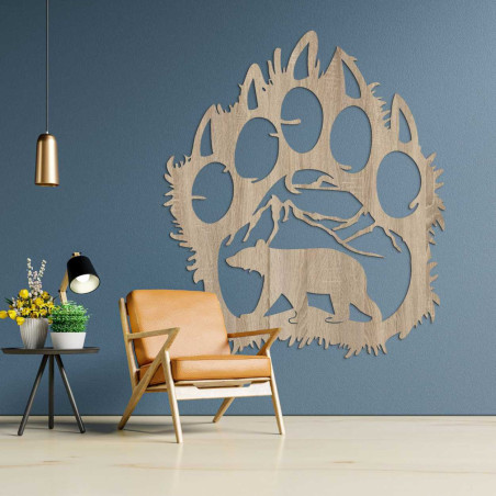 Egy faragott természeti motívum, amelyet egy medvemancs drámai sziluettje zár magába.