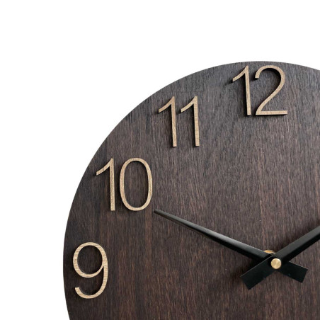 Fából készült falióra faragott számokkal és fém mutatókkal.