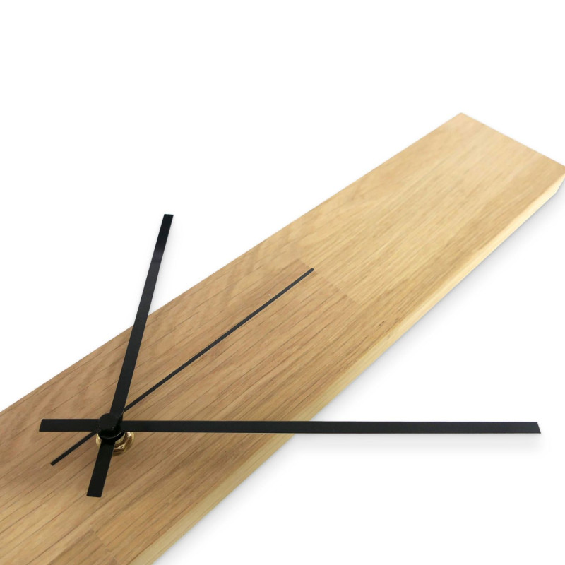 Texturált fából készült falióra minimalista fekete mutatókkal és számok nélkül.