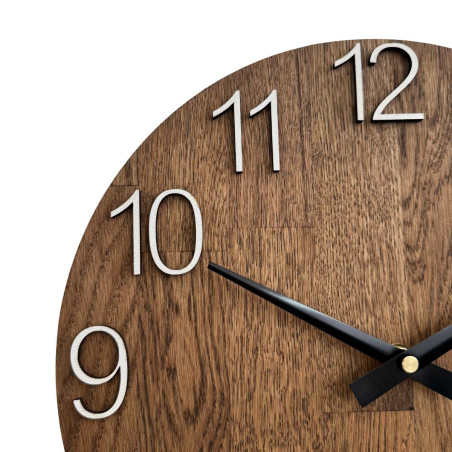 Faragott faóra egyszerű számlappal és minimalista dizájnnal.