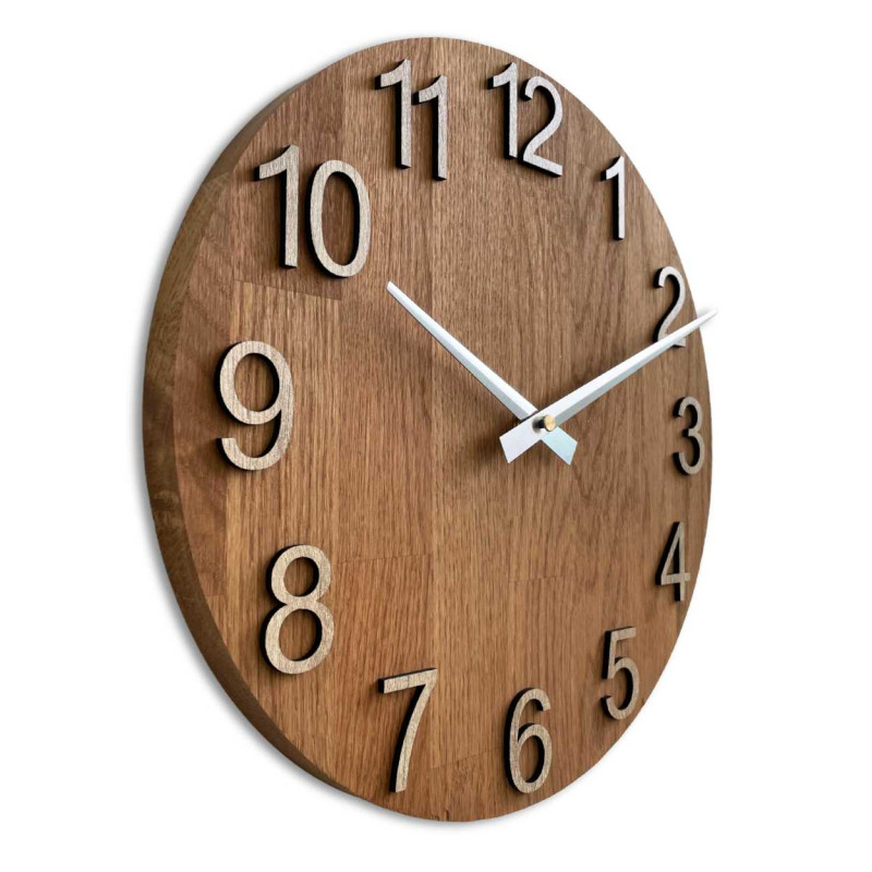 Szimmetrikus formájú, természeti motívumok által ihletett kivágású faóra.