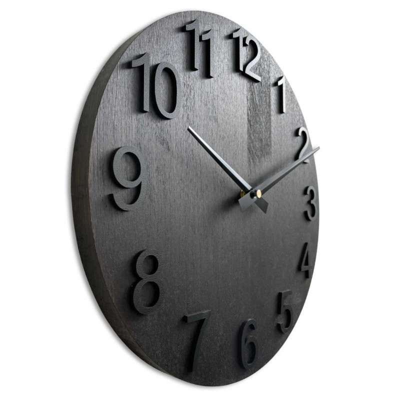 Kerek faóra egyszerű minimalista dizájnnal