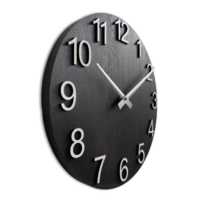 Fából készült falióra kerek formával és ezüst mutatókkal