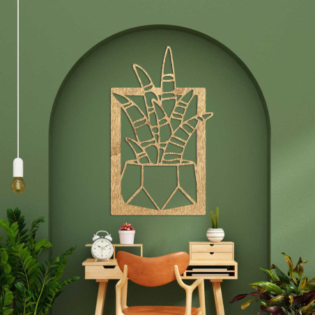 Fából készült falióra kerek számlappal és fekete mutatókkal.