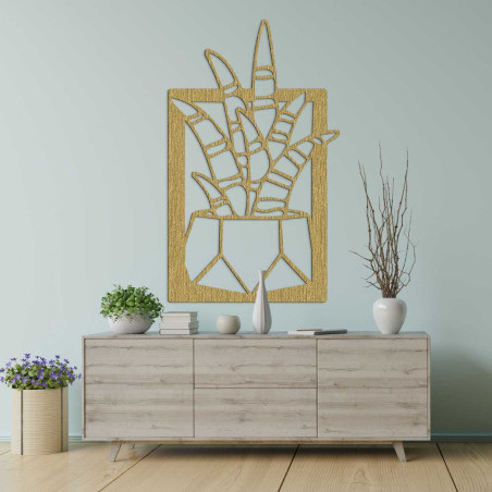 Fából készült falióra sötét mutatókkal és tiszta számlappal.