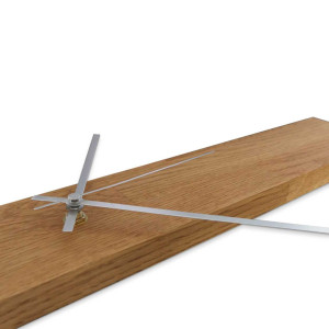 Természetes fából készült óra, jellegzetes mintázattal és kontrasztos ezüst és fekete mutatókkal. 2