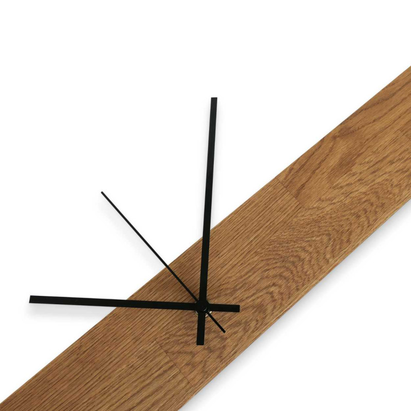Minimalista falióra fa talppal és kontrasztos mutatókkal.